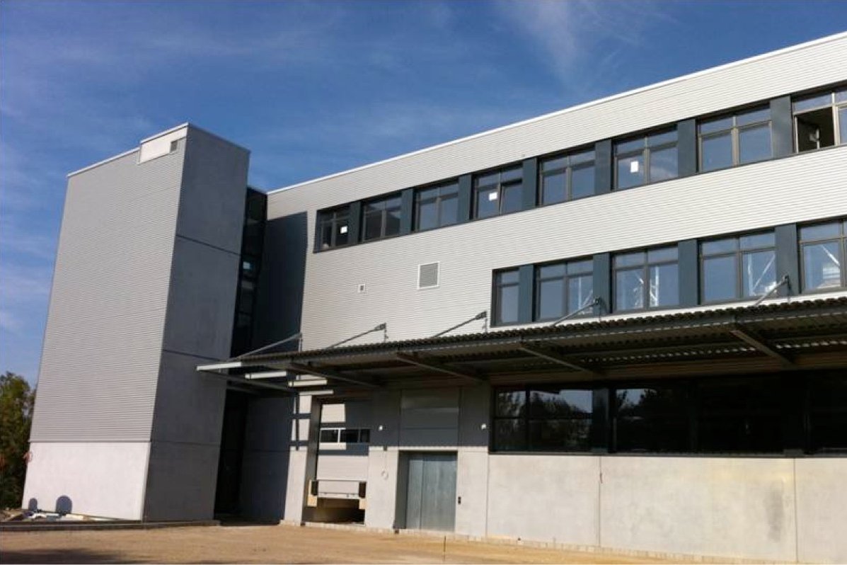 Neubau des Mangoldt-Firmengebäudes im Jahr 2011 mit moderner Fassade und Erweiterung der Produktions- und Büroflächen.
