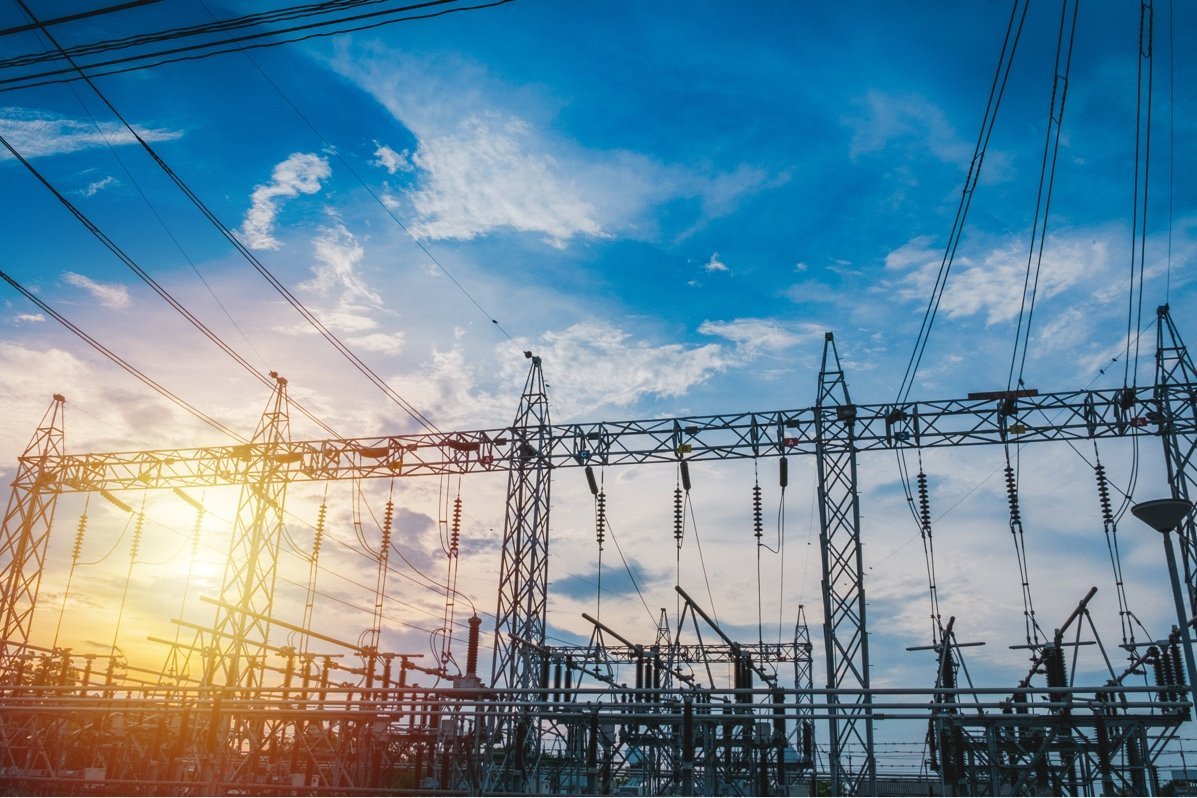 Umspannwerk mit Hochspannungsleitungen für Energiemanagement
