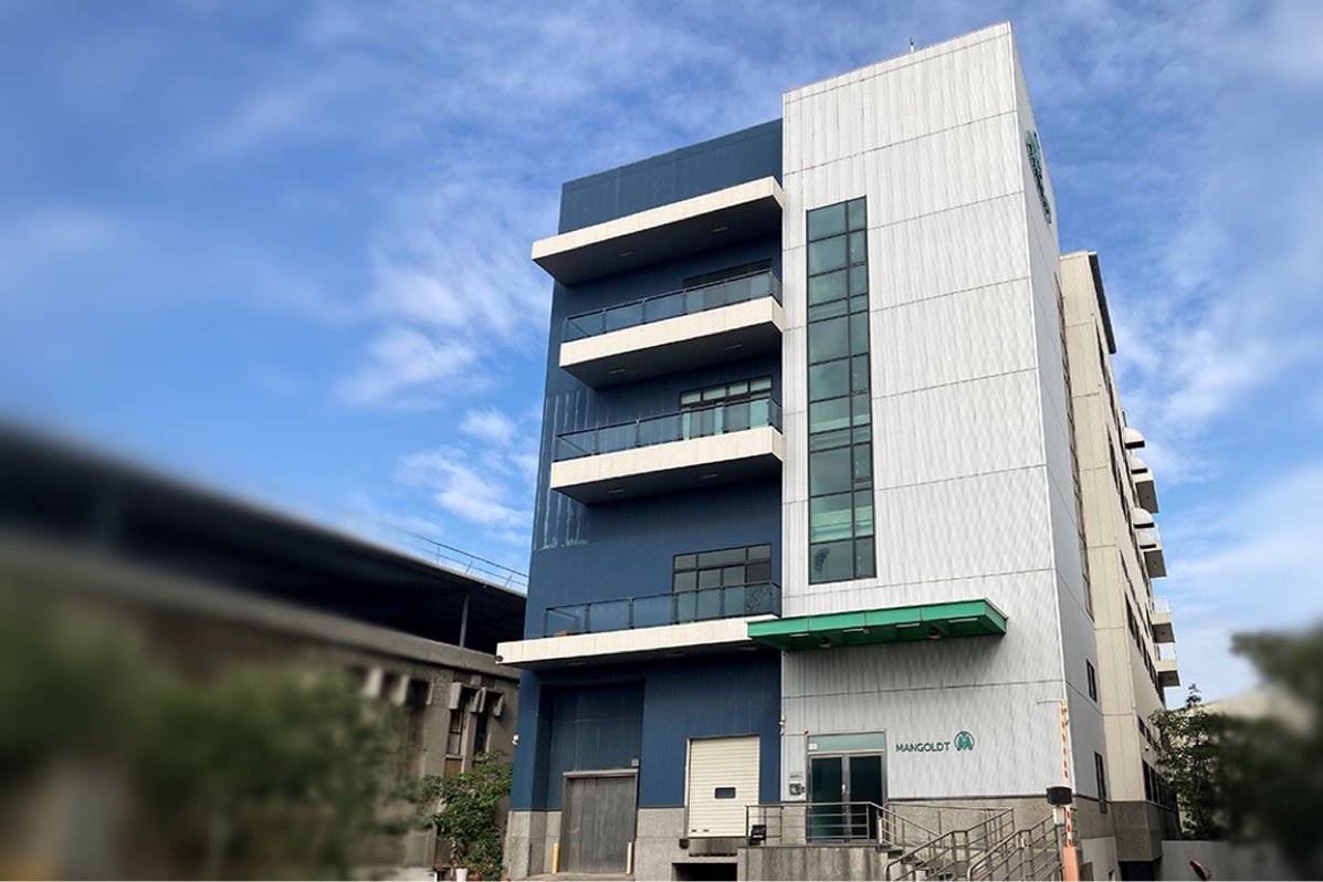 Mangoldt-Standort in Taiwan – modernes mehrstöckiges Firmengebäude mit vielen Fenstern und Logo am Eingang