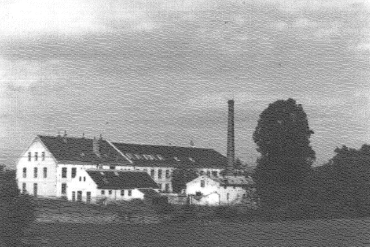 Historische Schwarz-Weiß-Aufnahme der ersten Transformatorenfabrik von Hans von Mangoldt in Österreich