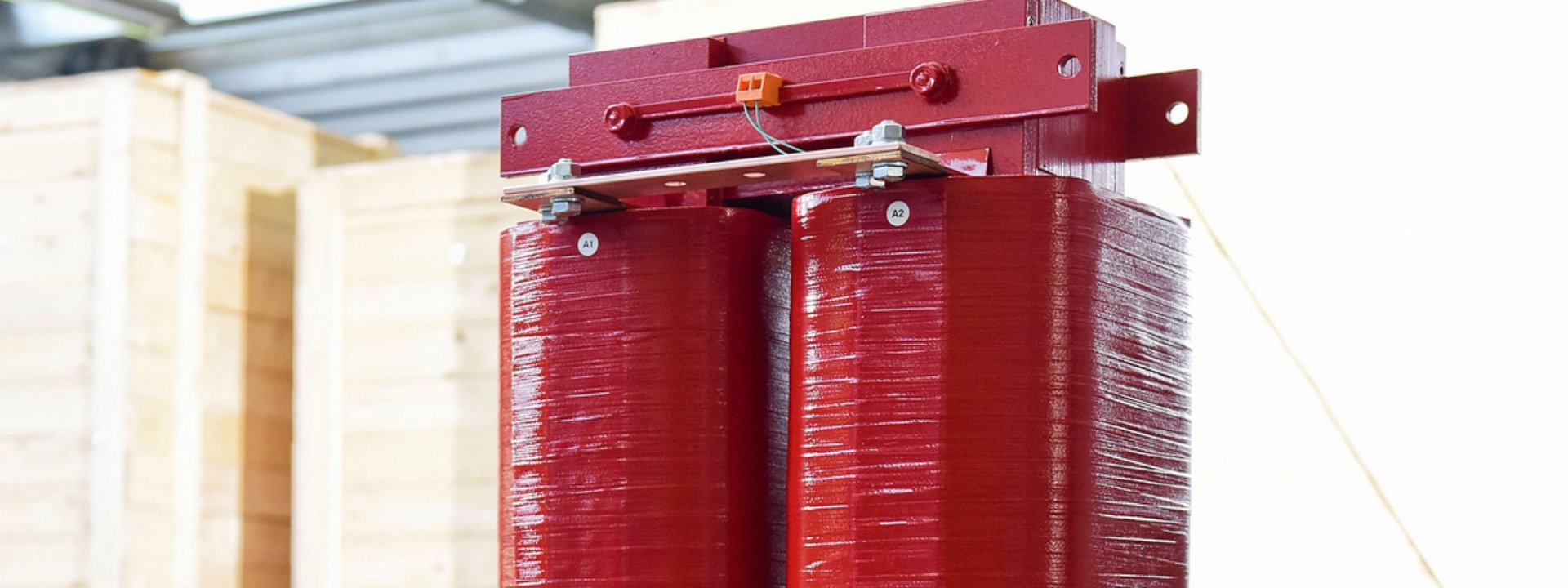 Roter Transformator in Nahaufnahme in einer Produktionshalle